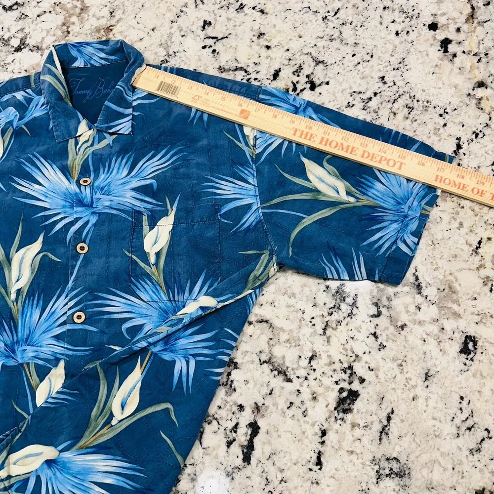 Tommy Bahama 100% Silk Men Shirt Medium Floral Hawaiian Casual Button Up Style